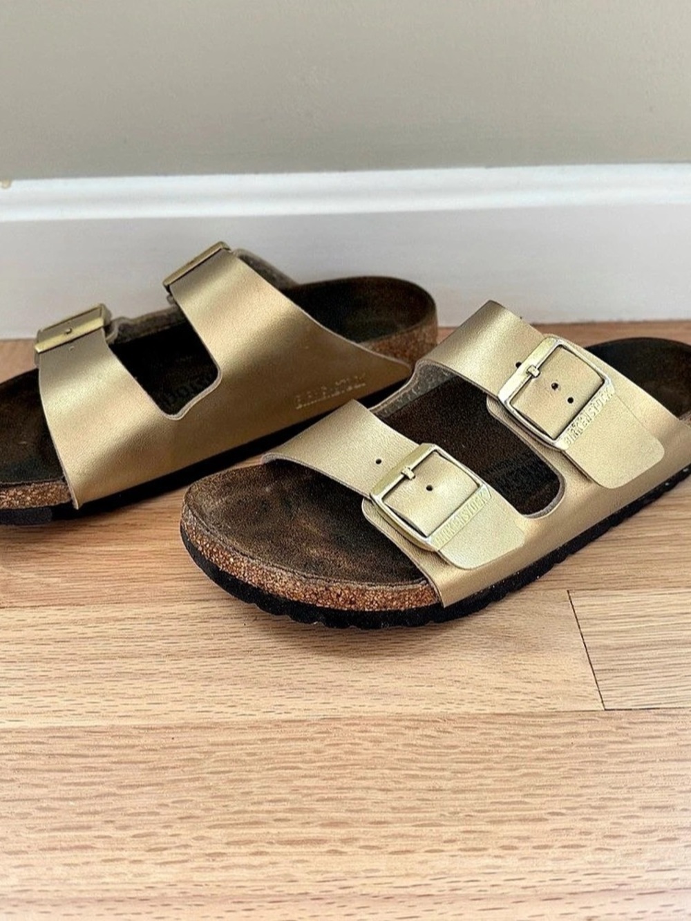 Birkenstock Arizona Metallic Gold Sandals - Size 39 (US Women’s 8–8.5)